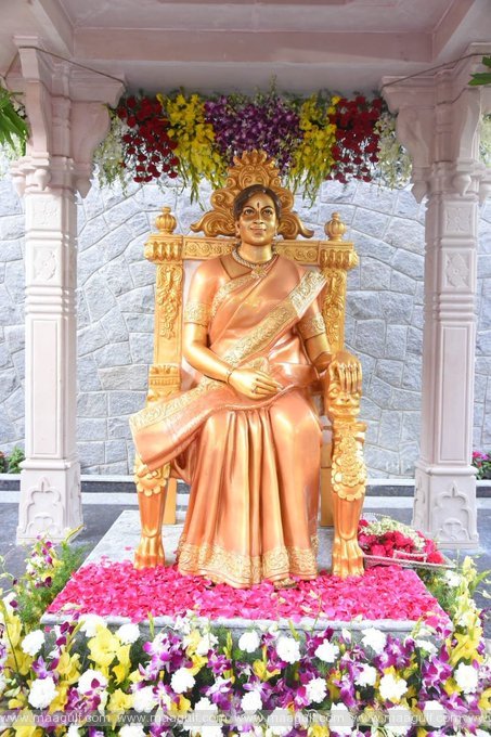 విజయనిర్మల కాంస్యవిగ్రహాన్నిఆవిష్కరించిన సూప‌ర్ స్టార్ కృష్ణ.