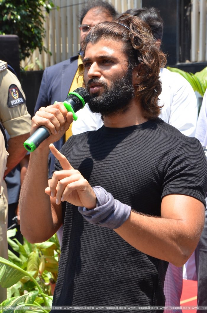 లాక్ డౌన్ బ్రేక్ చేయవద్దు,త్వరలోనే ఈ పరిస్థితి నుండి బయటపడతాం-విజయ్ దేవరకొండ