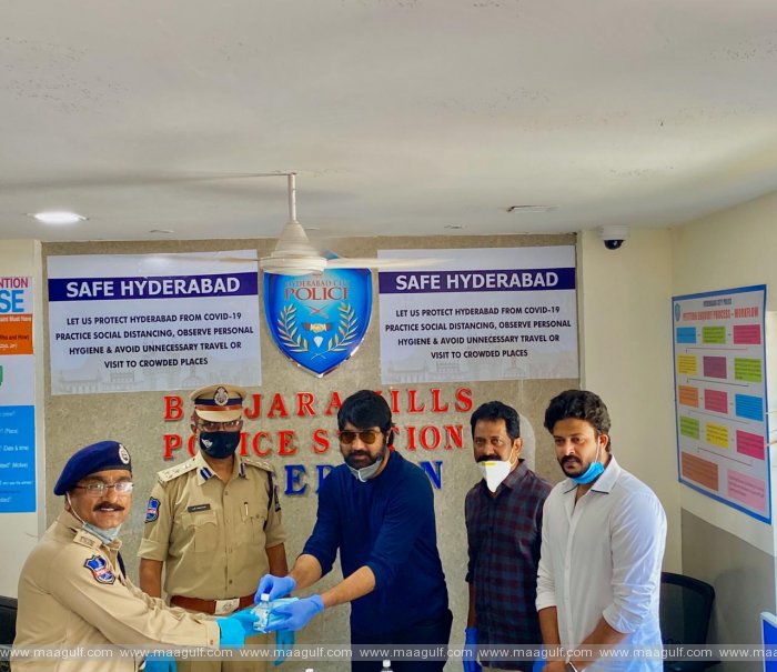 9 పోలీసులకు సానిటైజర్లు, మాస్కులు పంపిణీ చేసిన హీరో శ్రీకాంత్