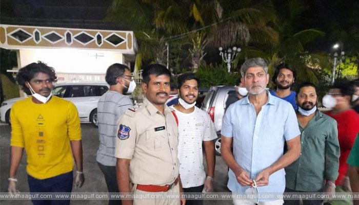 9 10,000 మంది పేదలకు నిత్యావసర సరుకులు అందజేసిన జగపతి బాబు