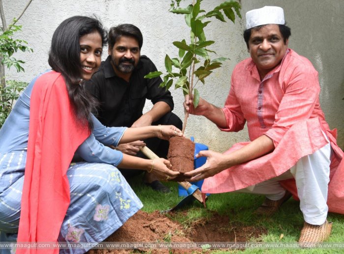 9 గ్రీన్ ఇండియా ఛాలెంజ్ స్వీకరించి మొక్కలు నాటిన కమెడియన్ అలీ....
