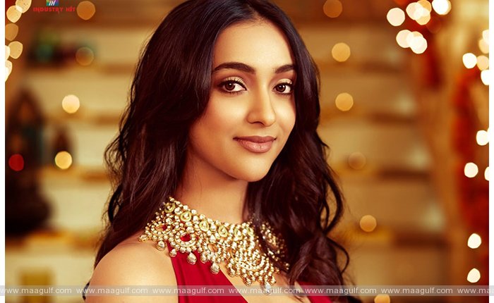 9 బాలీవుడ్లో రెండు భారీ చిత్రాల్లో హీరోయిన్గా హైదరాబాద్ అమ్మాయి అమ్రిన్ ఖురేషి..
