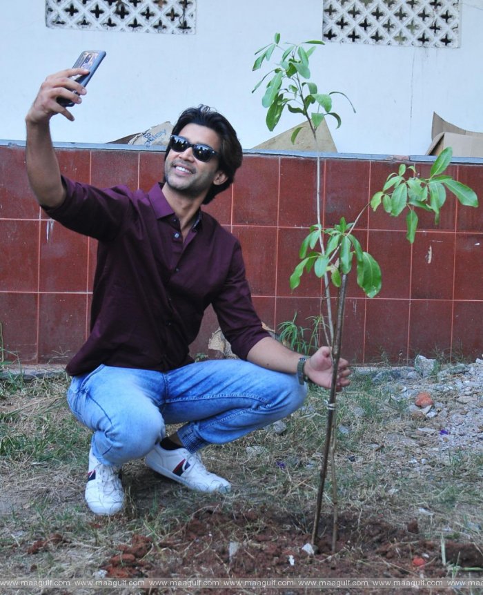 9 గ్రీన్ ఇండియా ఛాలెంజ్ లో పాల్గొని మొక్కలు నాటిన బిగ్ బాస్ 4 విజేత అభిజిత్