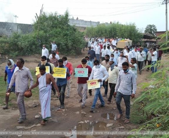 గల్ఫ్ కార్మికుడి అంతిమయాత్రలో వినూత్న ప్రదర్శన