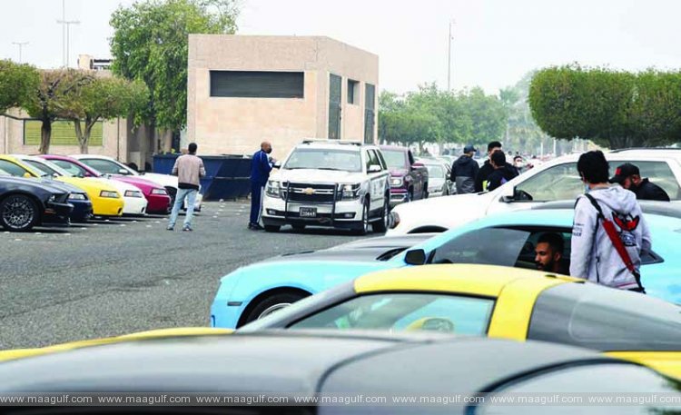 వార్షికోత్సం పేరుతో ఒకే చోటుకి కార్ లవర్స్..చెదరగొట్టిన కువైట్ పోలీసులు