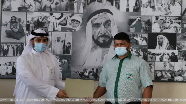 ట్యాక్సీ డ్రైవర్‌కి సన్మానం