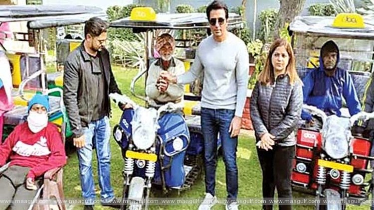 ఈ-రిక్షాలు పంపిణీ చేసిన బాలీవుడ్ నటుడు సోనూసూద్