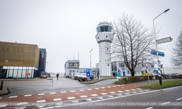 విమానం టైర్ల వద్ద వేలాడుతూ గంటసేపు ప్రయాణం...