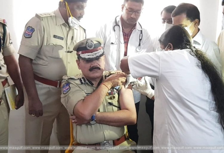 కరోనా వ్యాక్సిన్‌ తీసుకున్న హైదరాబాద్‌ కమీషనర్