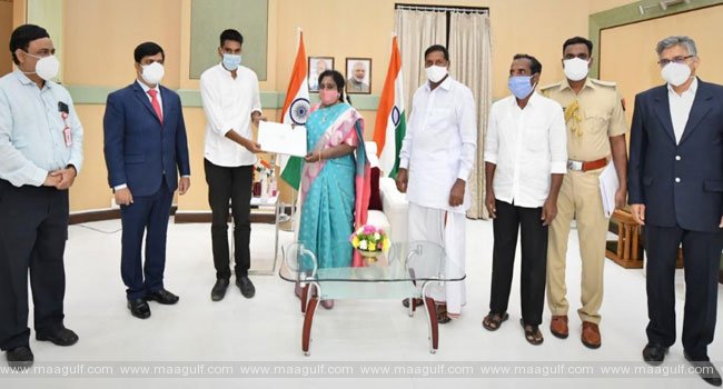 విద్యార్ధికి ల్యాప్‌టాప్‌ బహుకరించిన గవర్నర్‌