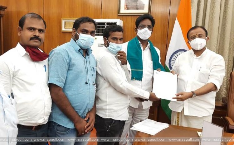కేంద్ర మంత్రికి వినతిపత్రం సమర్పించిన గల్ఫ్ జెఏసి ప్రతినిధులు