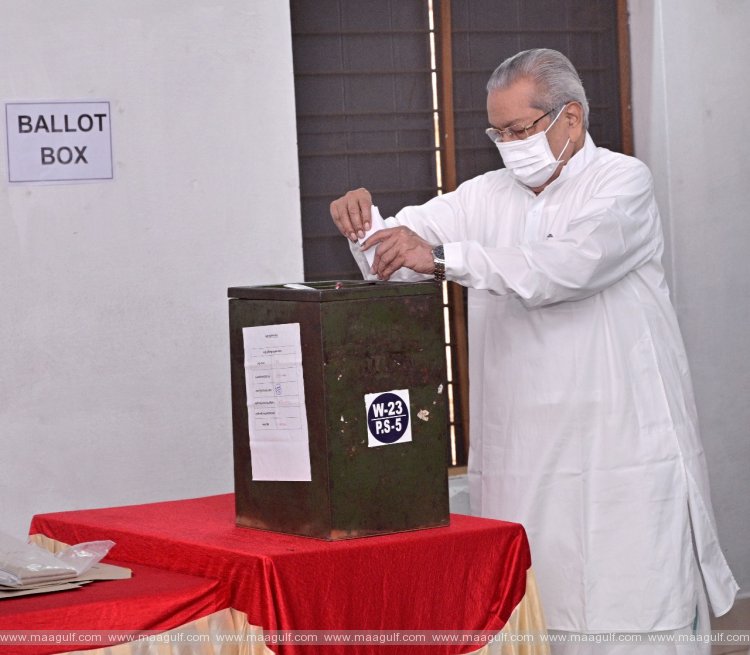 ఓటు హక్కును వినియోగించుకున్న ఏపీ గవర్నర్‌ బిశ్వభూషణ్‌..
