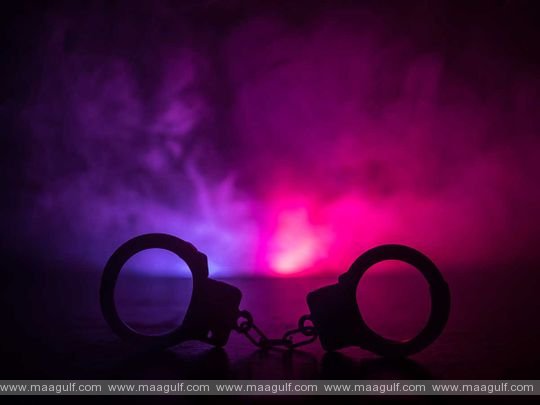 స్మోకింగ్ చేస్తూ పోలీసుపై దాడి, వ్యక్తి అరెస్ట్