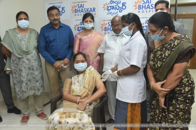 కోవిడ్ వ్యాక్సిన్ వేయించుకున్న ఏపీ హోంమంత్రి