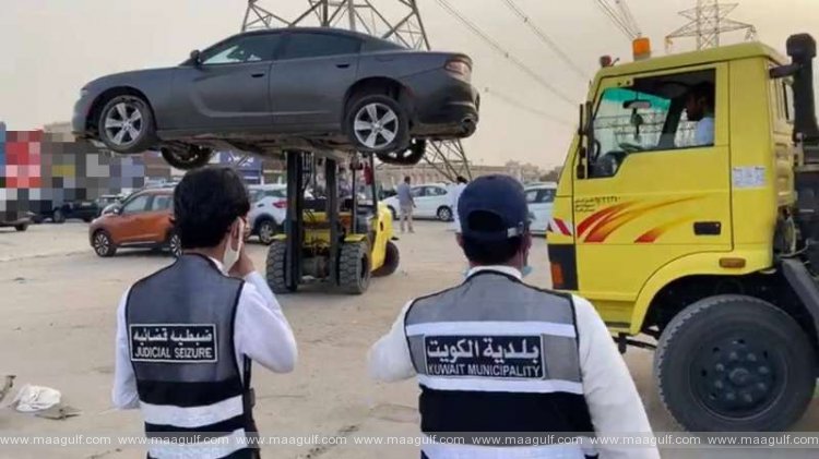 చాలాకాలంగా రోడ్ సైడ్ పార్క్ చేసిన 24 కార్ల స్వాధీనం