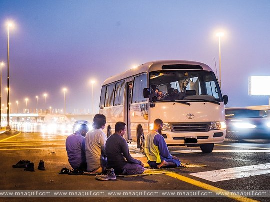 ప్రార్థ‌న‌ల‌ కోసం రోడ్డుపై వాహ‌నాల‌ను పార్క్ చేస్తే ఫైన్