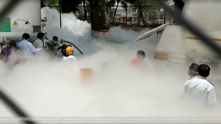 భారీ ఆక్సిజన్ సిలిండర్ల నుంచి పెద్ద ఎత్తున లీకేజ్..