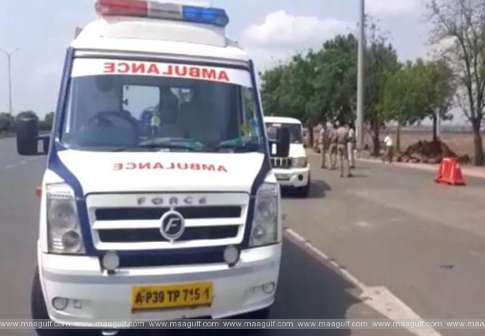 తెలంగాణ-ఏపీ సరిహద్దుల్లో  అంబులెన్సులు నిలిపివేత