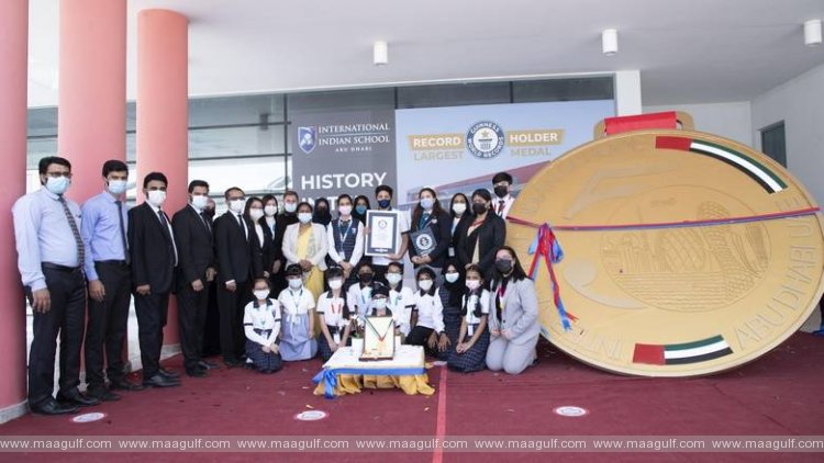 స్వర్ణోత్సవాల్లో భారీ మెడల్ తో విద్యార్ధుల గిన్నిస్ రికార్డ్