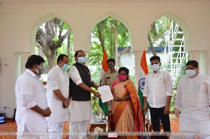 గవర్నర్  తమిళసైని కలిసిన టి.కాంగ్రెస్ నేతలు