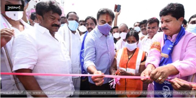 మహిళా వర్కర్‌తో కలిసి ఫ్లై ఓవర్ ప్రారంభించిన కేటీఆర్