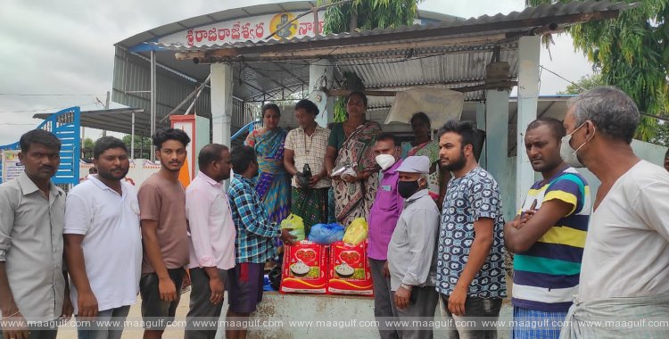 వరద బాధితులకు నిత్యావసర సరుకులు పంపిణి చేసిన వివేకానంద చైతన్య టీం