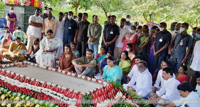 వైఎస్ఆర్‌కు నివాళులర్పించిన విజయమ్మ, షర్మిల