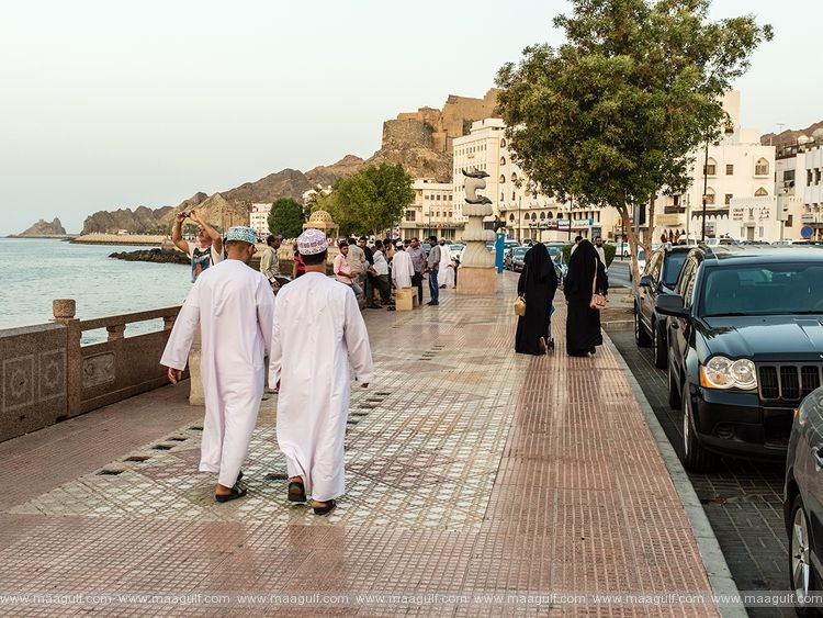 లాక్ డౌన్ నేపథ్యంలో నిత్యావసరాల కోసం జనం క్యూ