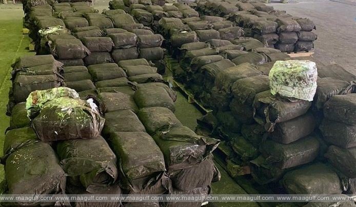 తారు కంటైనర్లో 25,000 పోగాకు ప్యాకేట్ల పట్టివేత