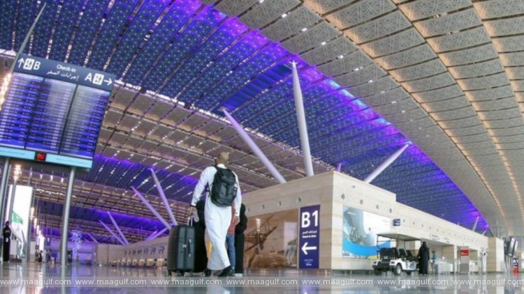 Dubai Police distribute umbrella hats, meals to workers