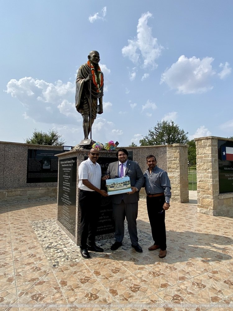 మహాత్మా గాంధీ విగ్రహానికి పుష్పాంజలి ఘటించిన సెనేటర్ నీరజ్ అంటానీ