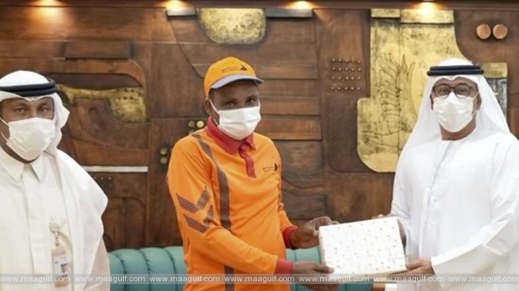 నగదుతో కూడిన వ్యాలెట్‌ని యజమానికి తిరిగిచ్చిన దుబాయ్ కార్మికుడు