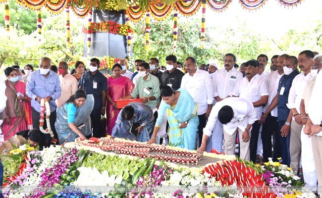 వైఎస్సార్‌ ఘాట్ వద్ద సీఎం జగన్‌ ప్రత్యేక ప్రార్థనలు..