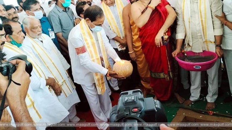 ఢిల్లీలో టీఆర్ఎస్ పార్టీ కార్యాలయానికి భూమి పూజ చేసిన కేసీఆర్