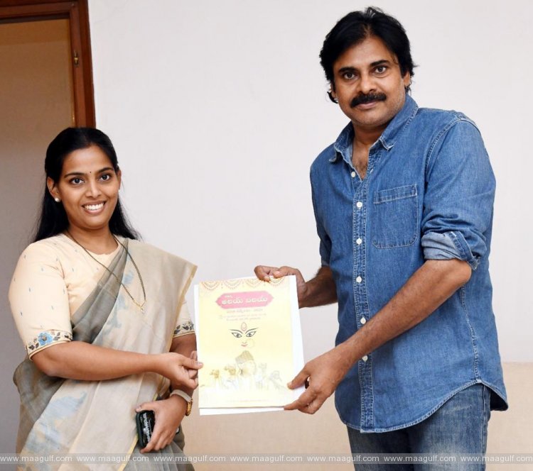 పవన్ కళ్యాణ్‌కు \'అలయ్ బలయ్\' ఆహ్వానం అందించిన గవర్నర్ బండారు దత్తాత్రేయ కుమార్తె