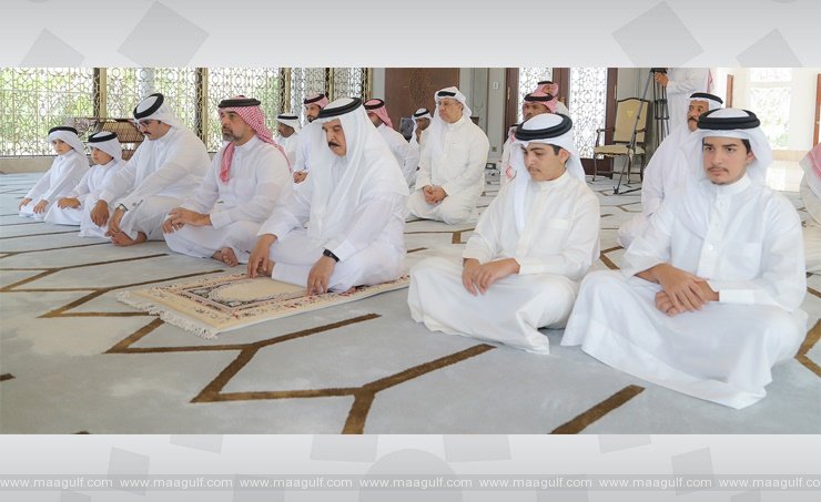 అల్-సఫ్రియా మసీదు లో బహ్రెయిన్ రాజు హమద్ బిన్ ఇసా అల్ ఖలీఫా ప్రార్థనలు