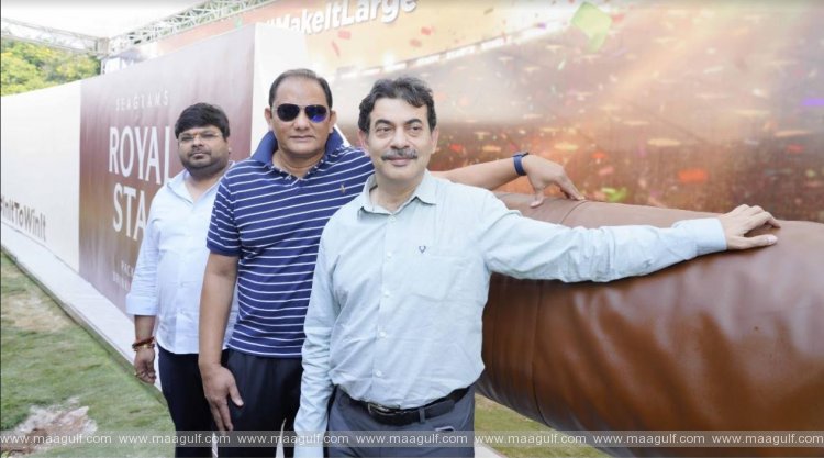 హైదరాబాద్లో ప్రపంచంలోనే  అతిపెద్ద క్రికెట్ బ్యాట్ ఆవిష్కరణ!