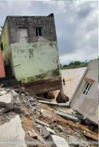 వరదల తాకిడికి కుప్పకూలిపోయిన గుళ్లు, బడులు..