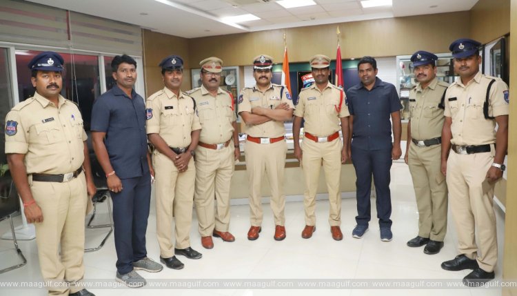 చోరీ కేసును ఛేదించిన సిబ్బందికి రివార్డులను అందజేసిన సీపీ స్టీఫెన్ రవీంద్ర