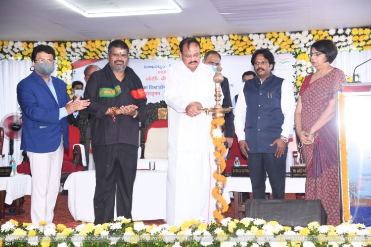 కరోనా సమయంలో వినూత్న పద్ధతిలో రైల్వేలు అందించిన సేవలు అభినందనీయం:ఉపరాష్ట్రపతి