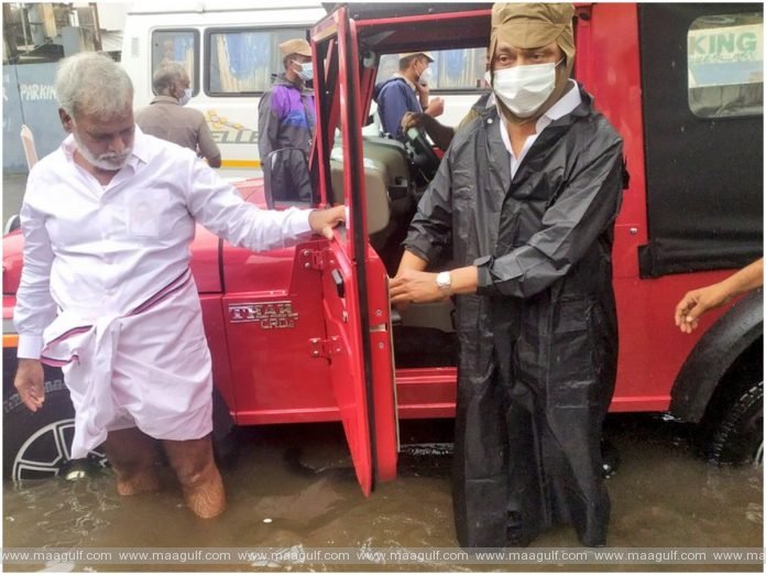 1 వర్షంలో తడుస్తూ.. నీళ్ళలో నడుస్తూ స్టాలిన్ పర్యటన