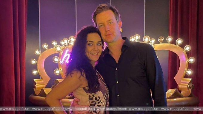 క‌వ‌ల‌ల‌కు త‌ల్లైన ప్రీతి జింతా