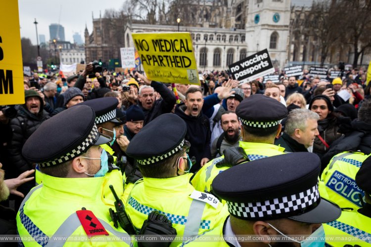 ఓ వైపు ఒమిక్రాన్‌ విజృంభణ.. మరోవైపు టీకాలు మాకొద్దంటూ నిరసన