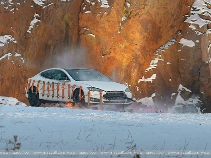 ఎంతో ఇష్టపడి కొనుక్కున్న టెస్లా కారును డైనమైట్ పెట్టి పేల్చేశాడు..!