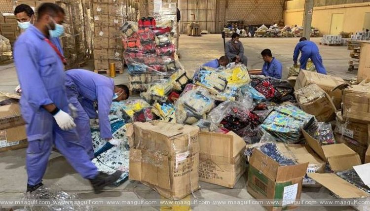 1 19,000 అక్రమ బ్యాగేజీలను తరలిస్తున్న రెండు ట్రక్కుల సీజ్