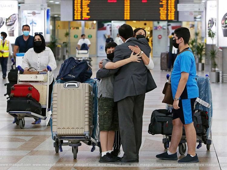 దేశం విడిచి వెళ్లొద్దంటూ పౌరులు,ప్రవాసులకు కువైట్ హెచ్చరిక..!