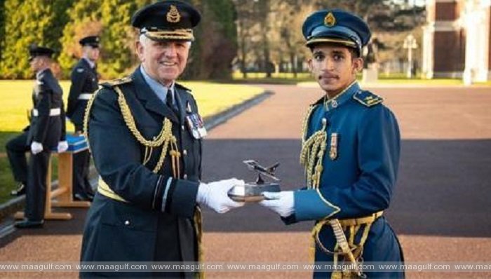 బ్రిటిష్ రాయల్ ఛాలెంజ్: ఇద్దరు ఒమనీ అధికారులకు అరుదైన గౌరవం