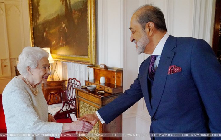 సుల్తాన్ హైతమ్‌ని సత్కరించిన క్వీన్ ఎలిజబెత్ 2