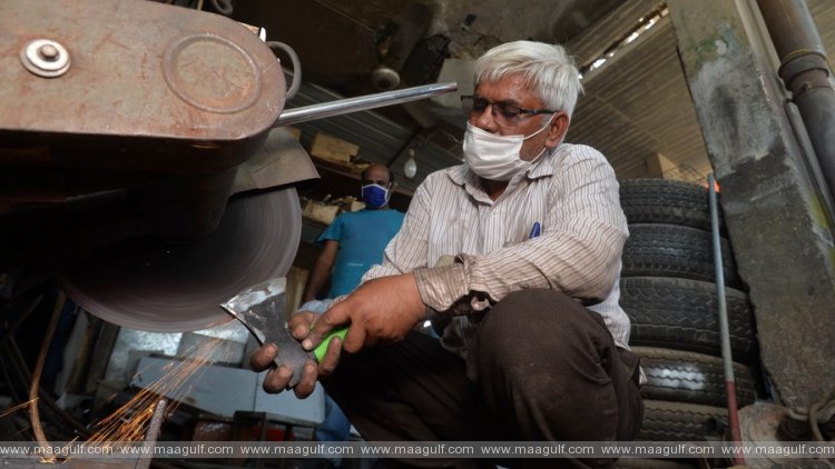 60 ఏళ్ళు పైబడిన వలసదారులపై కంపెనీల ‘వేటు’