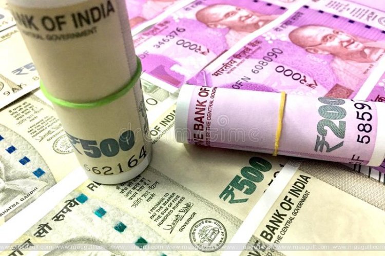 రోడ్డు పై గుట్టలుగా రూ.2వేల నోట్ల కట్టలు..